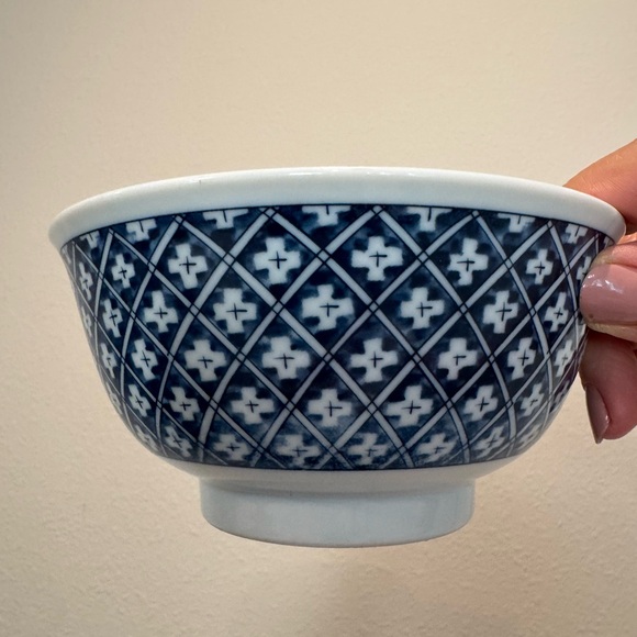 2 Blue  and White Porcelain Decorative Bowls In Excellent Condition - Picture 3 of 12